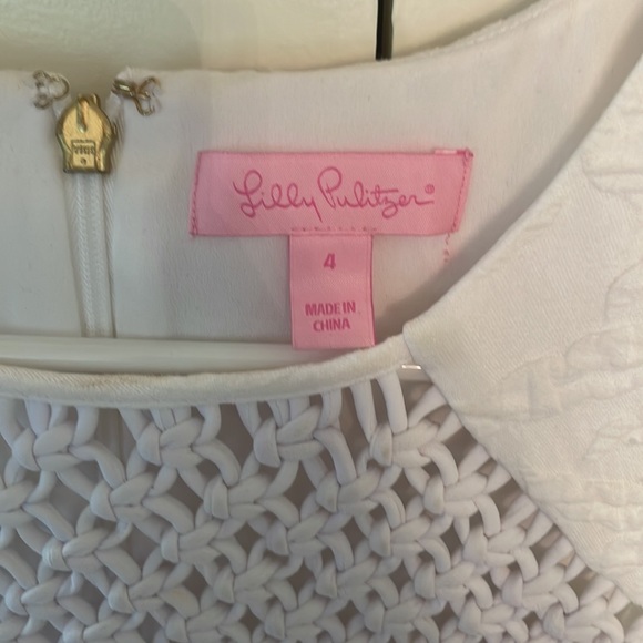 This is a white lily Pulitzer dress in a size 4 - Picture 3 of 3